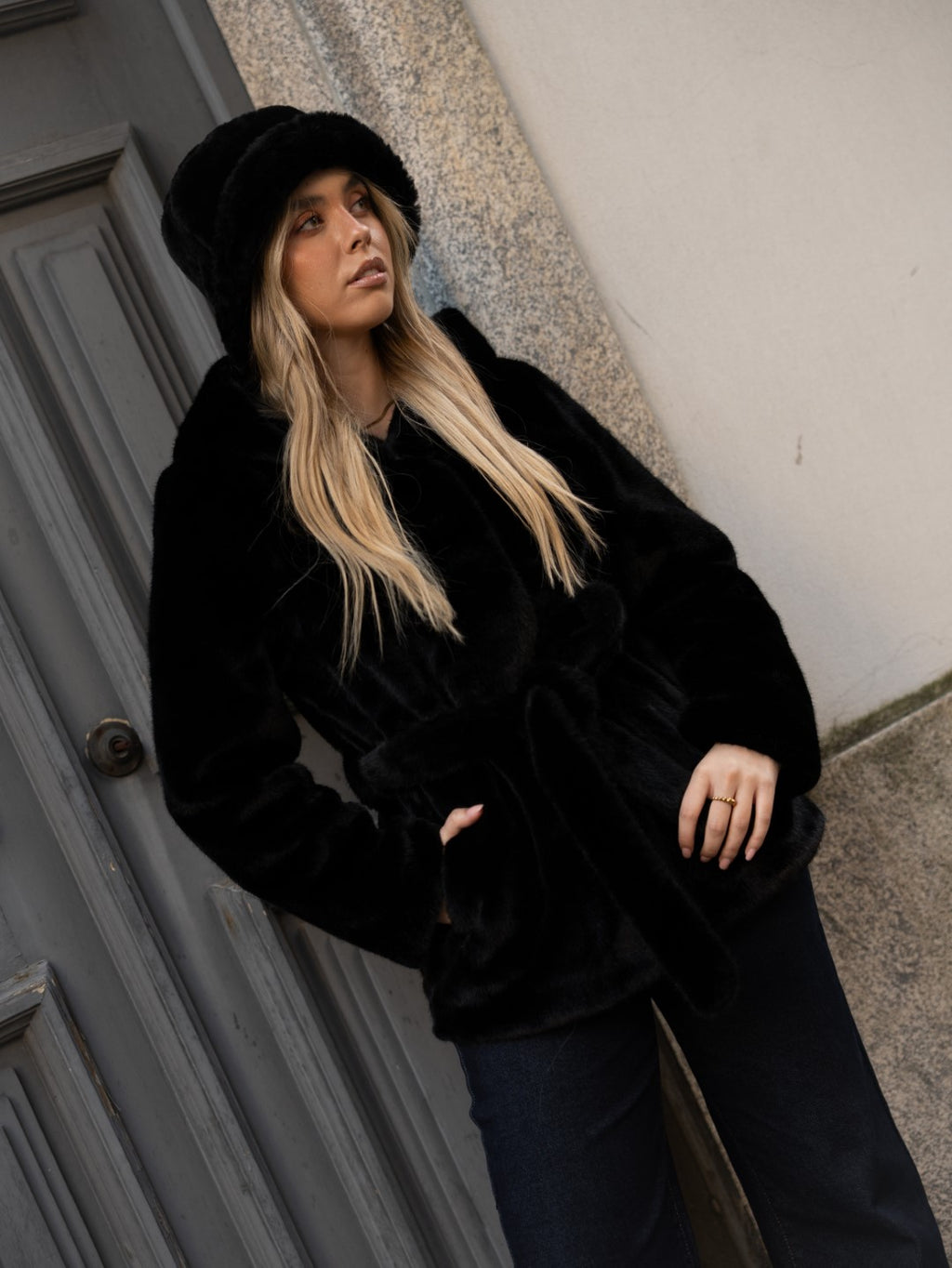 Cappotto di pelliccia nero con cappuccio.