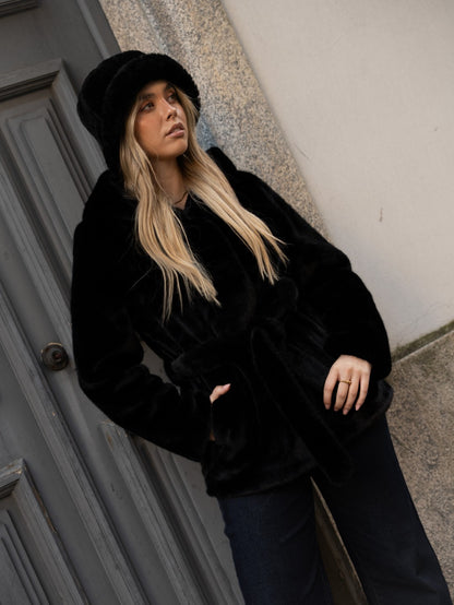 Casaco Pêlo Preto c/carapuço