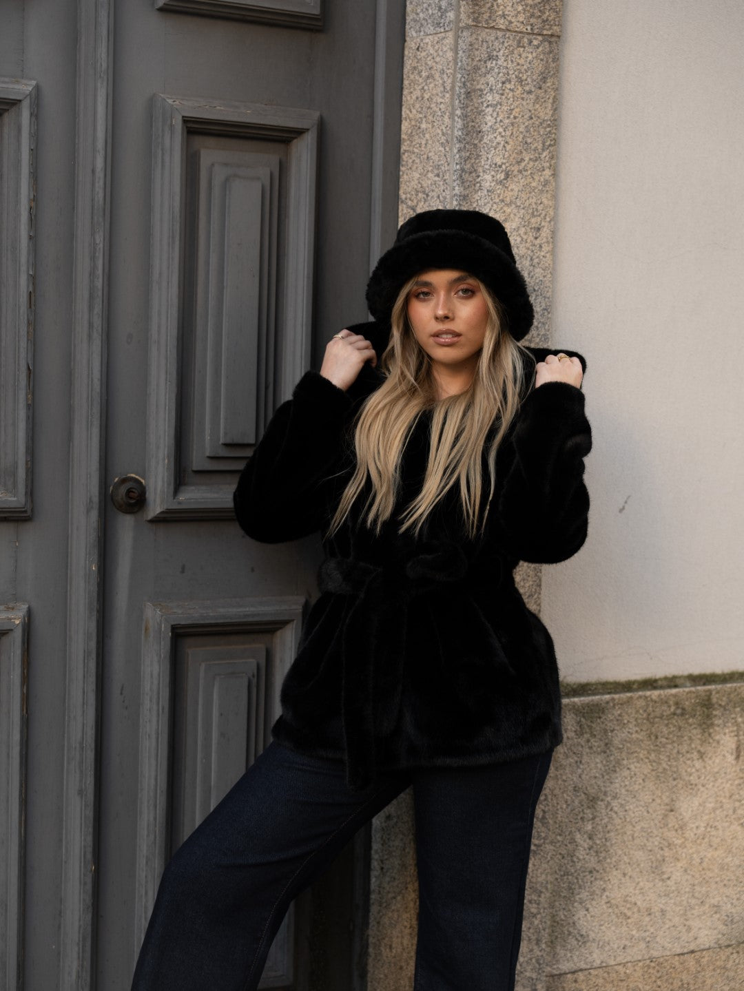 Casaco Pêlo Preto c/carapuço