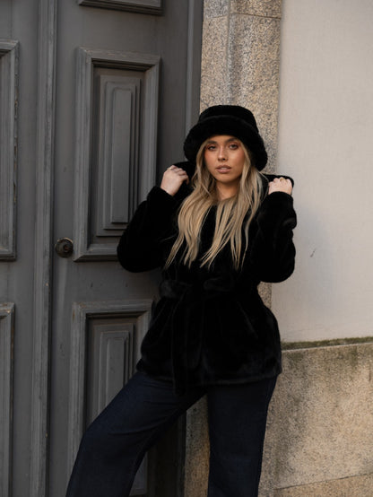 Casaco Pêlo Preto c/carapuço