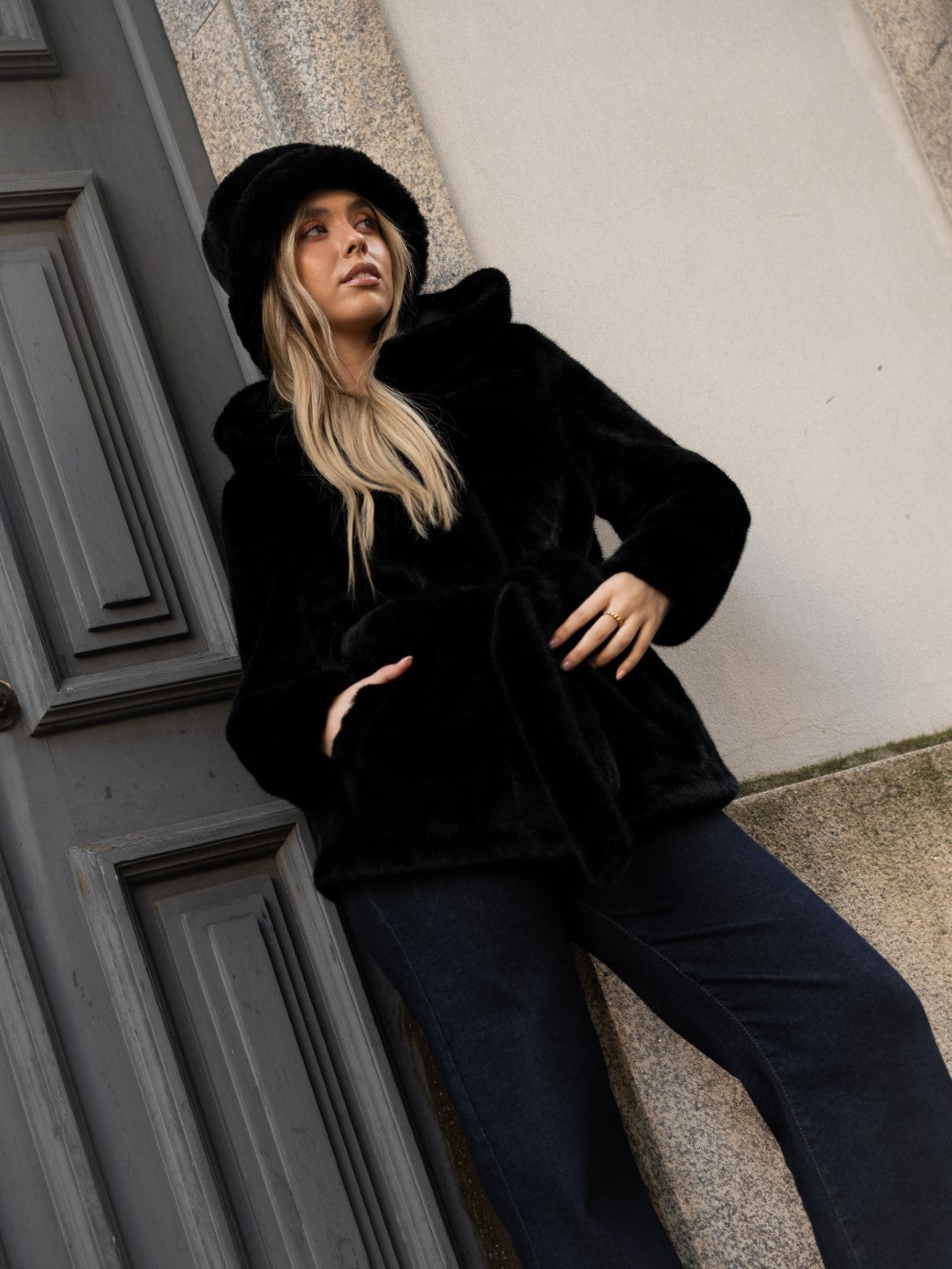 Casaco Pêlo Preto c/carapuço