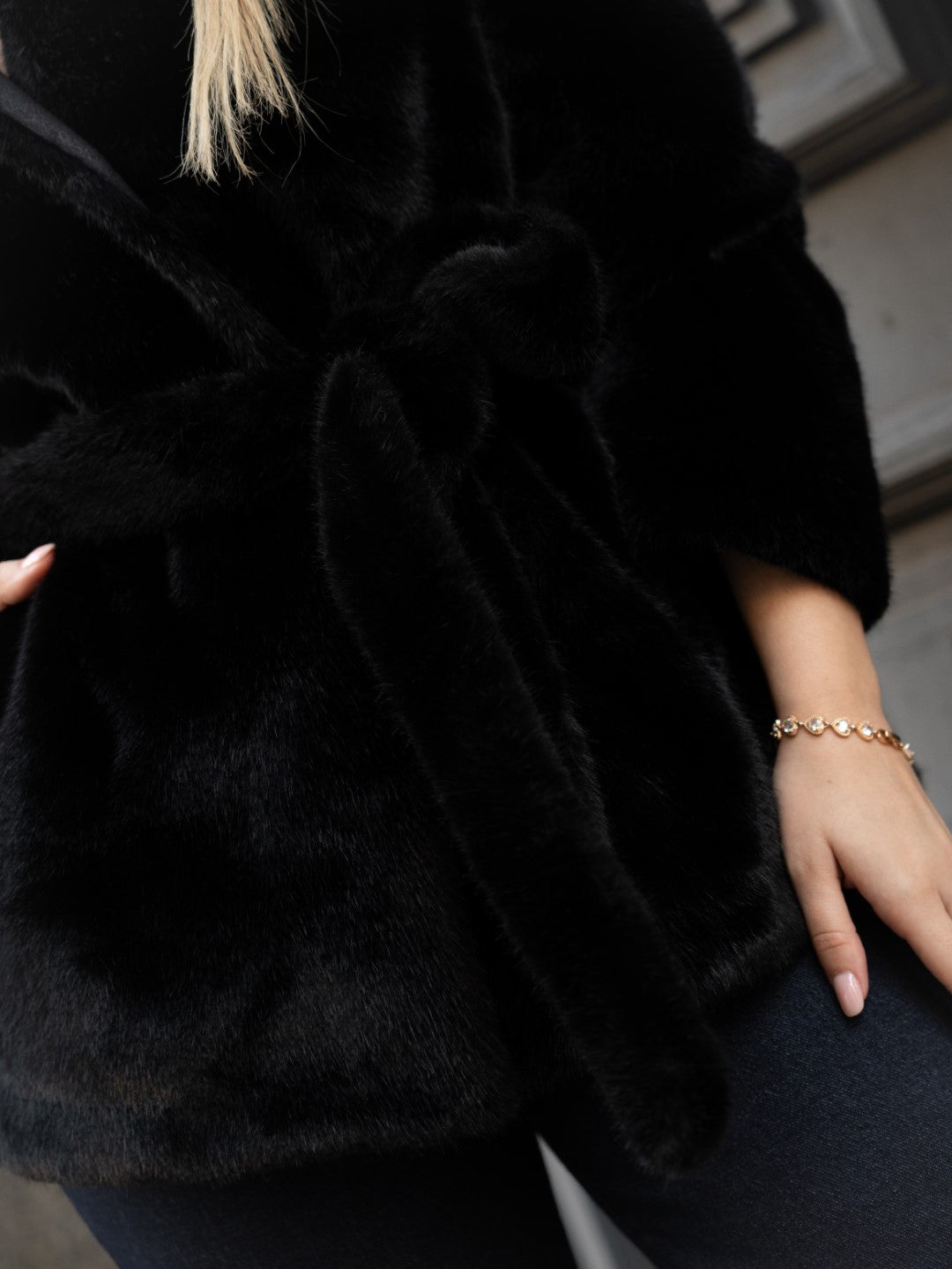 Cappotto di pelliccia nero con cappuccio.
