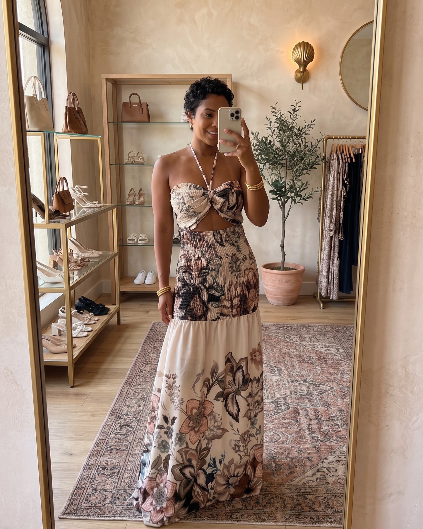 Beigefarbenes Kleid mit floralen Details