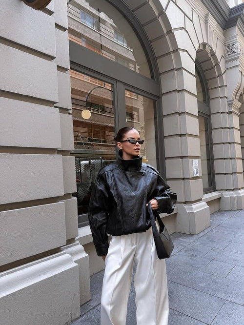Kunstlederjacke mit Kragendetail, schwarz.