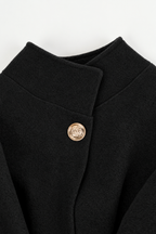 DETALHE CAPA COM CINTO INCLUIDO PRETO 1