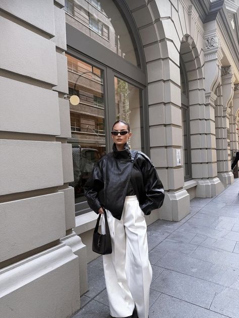 Куртка зі штучної шкіри з коміром-деталлю, чорного кольору.