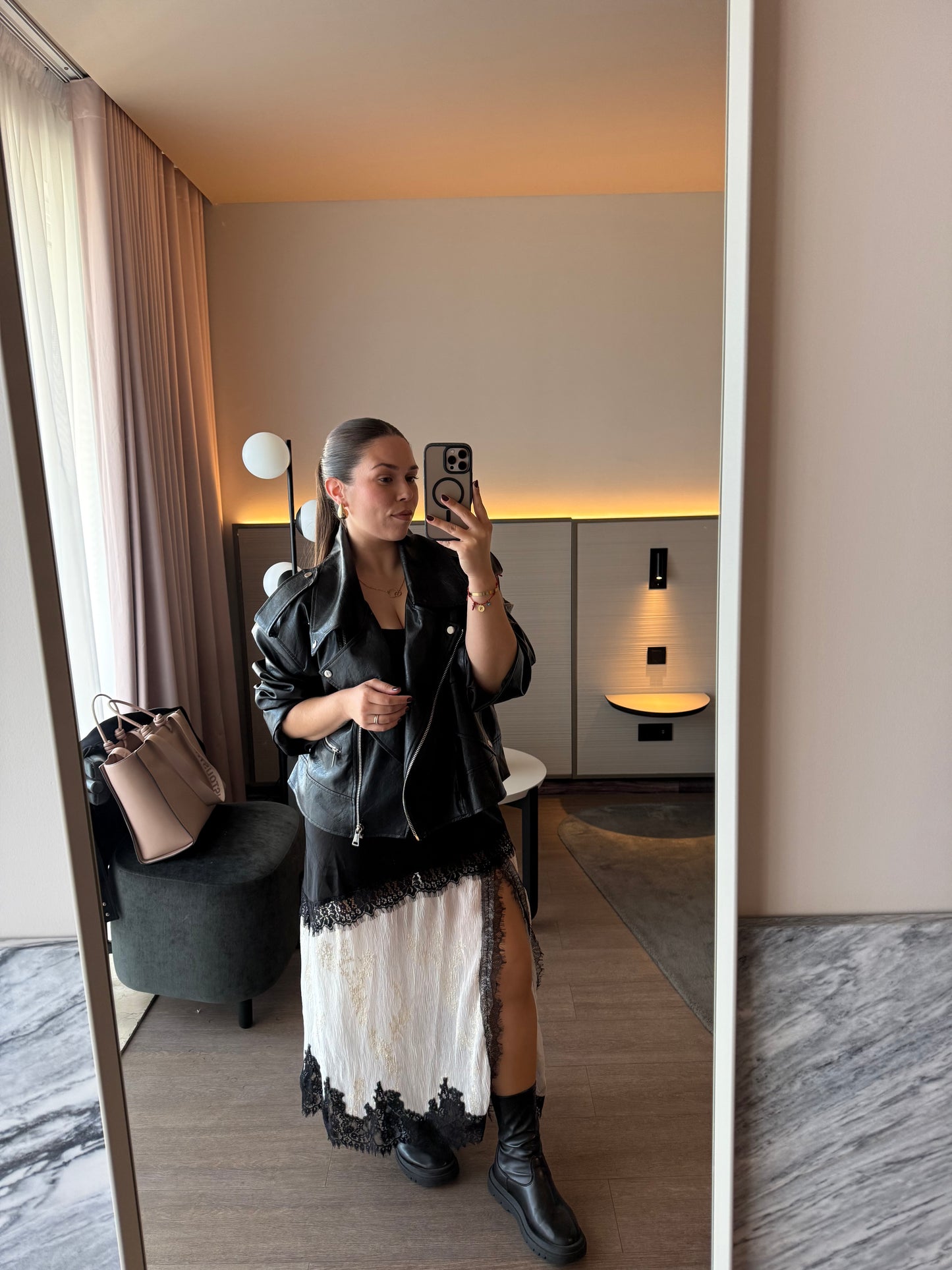 Saia Acetinada Preta c/ Renda