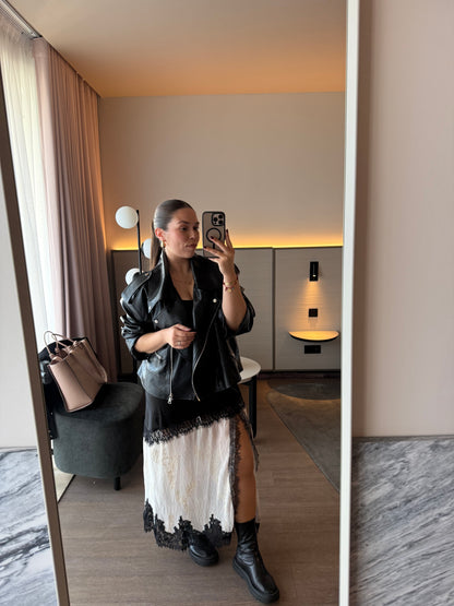 Saia Acetinada Preta c/ Renda