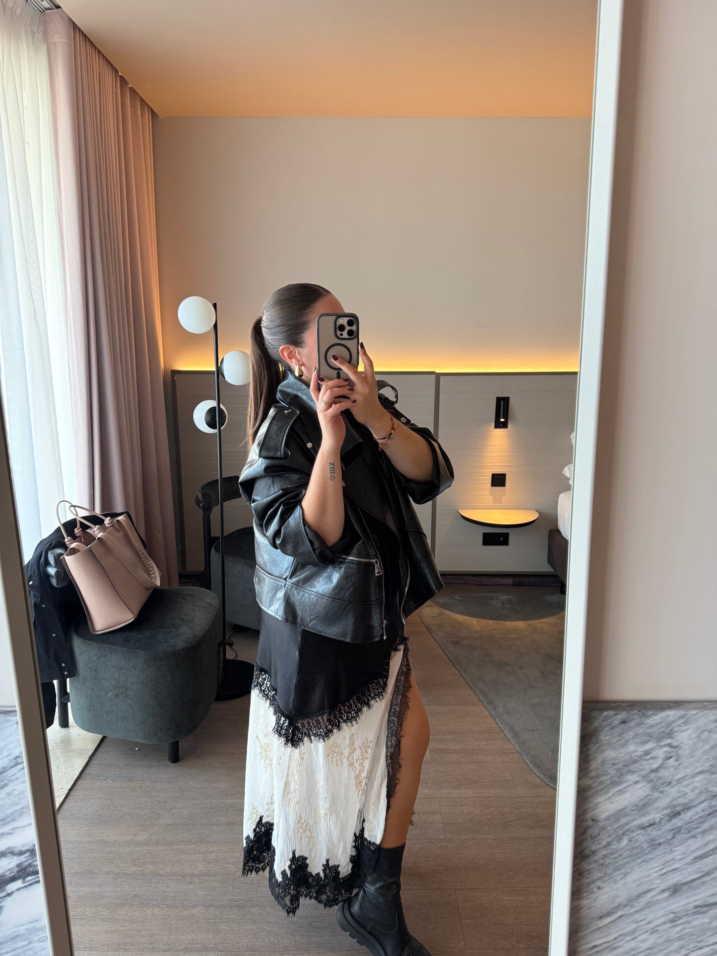 Saia Acetinada Preta c/ Renda