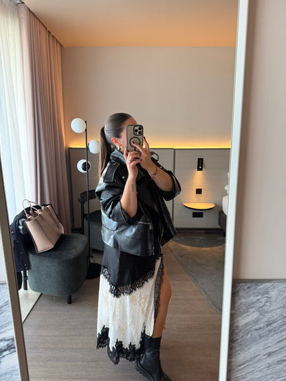 Saia Acetinada Preta c/ Renda