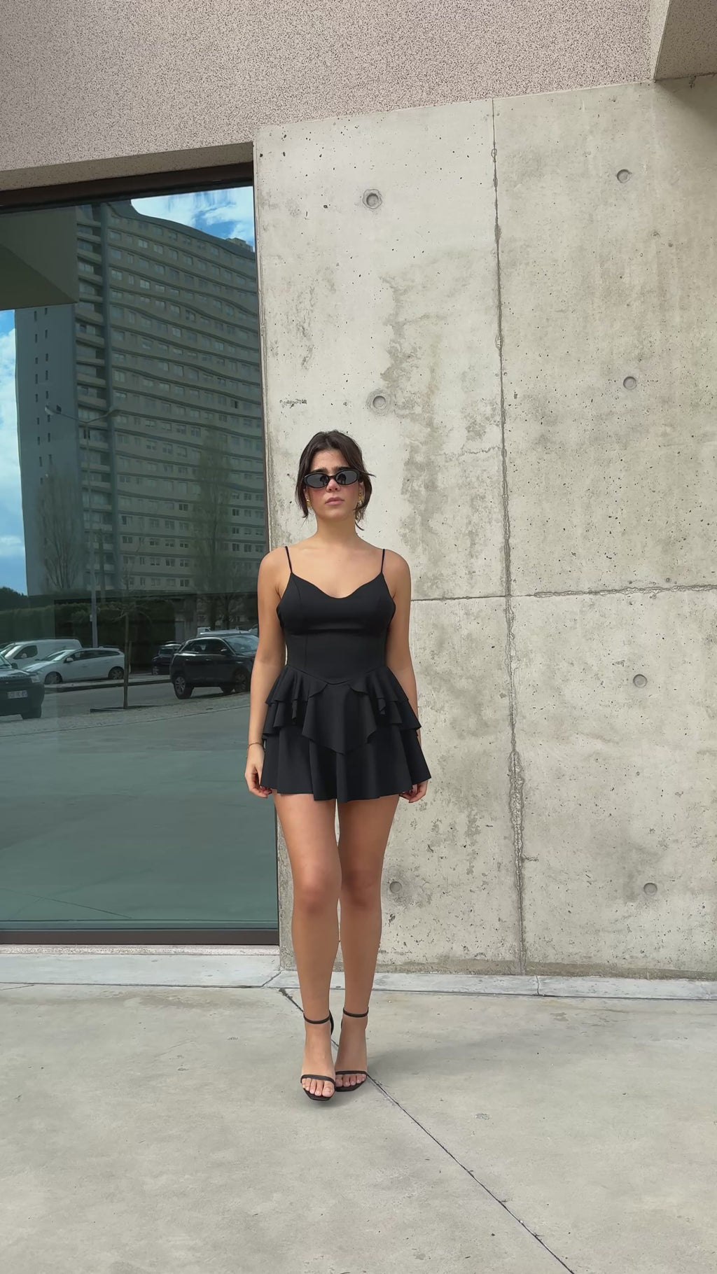 Vestido negro con volantes