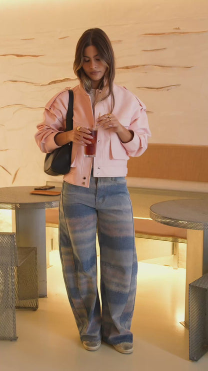 Pantaloni tie-dye con palloncini rosa pastello