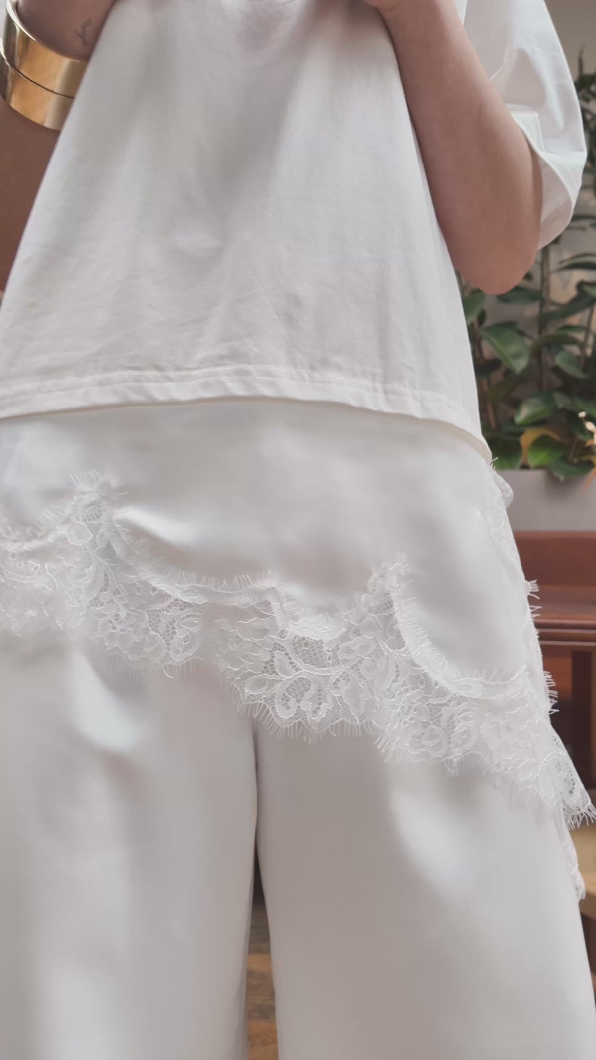 Camiseta blanca con detalle de encaje