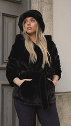 Cappotto di pelliccia nero con cappuccio.