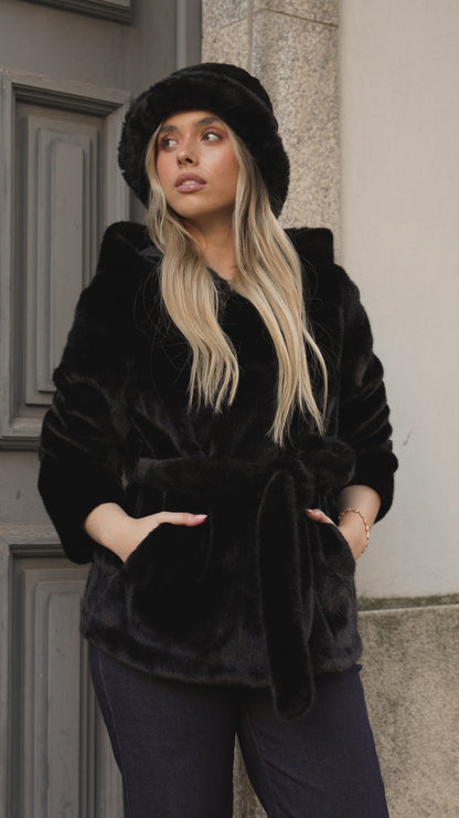 Casaco Pêlo Preto c/carapuço