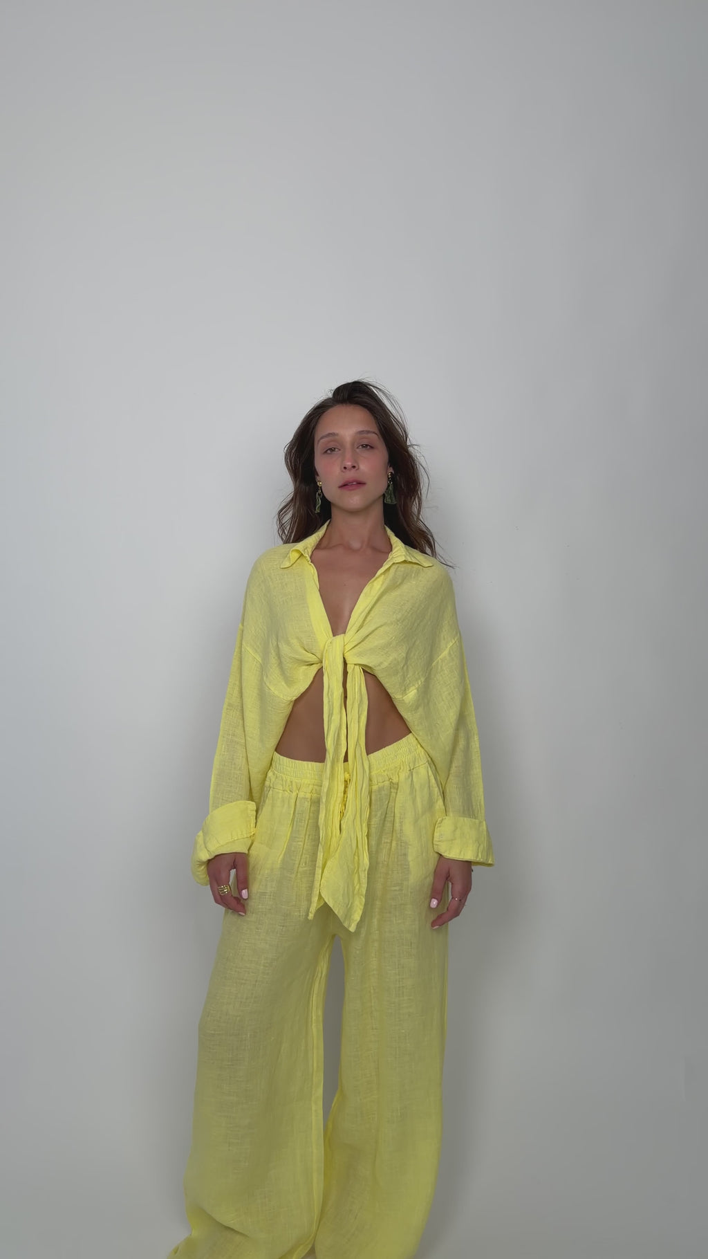 Ensemble chemise courte et chemise en lin jaune avec détail de nœud
