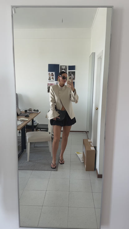 Beigefarbener Rüschenblazer