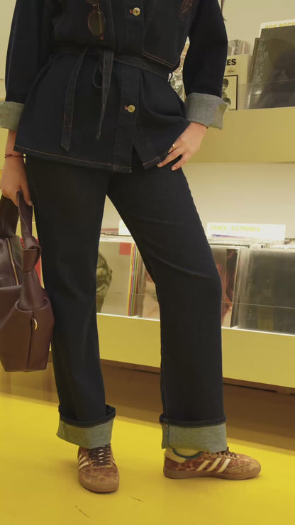 Ciemne dżinsowe spodnie z zakładką.