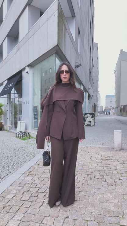 Fato Castanho Detalhe Cachecol