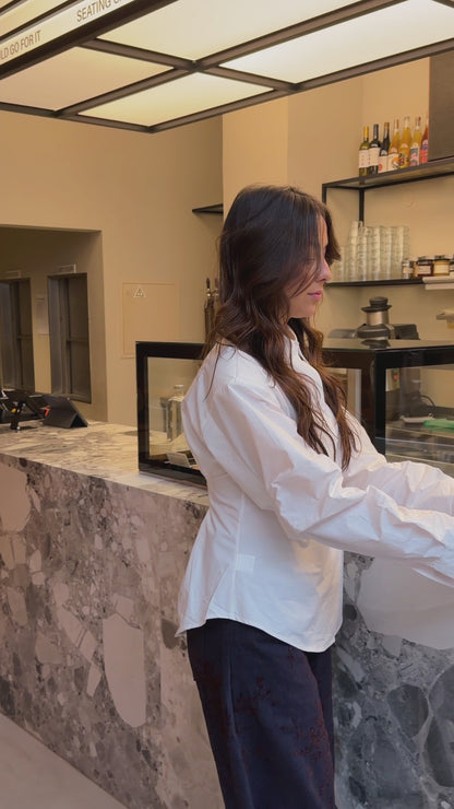 Biała koszula z krzyżem