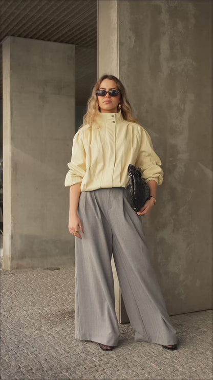 Szare, dopasowane spodnie z szerokimi nogawkami