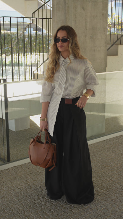 Luźna koszula w paski z wiązaniem.