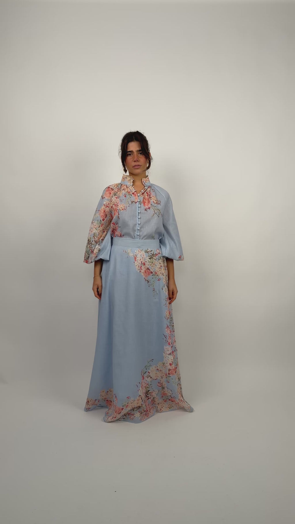 Conjunto de blusa y falda con estampado floral azul