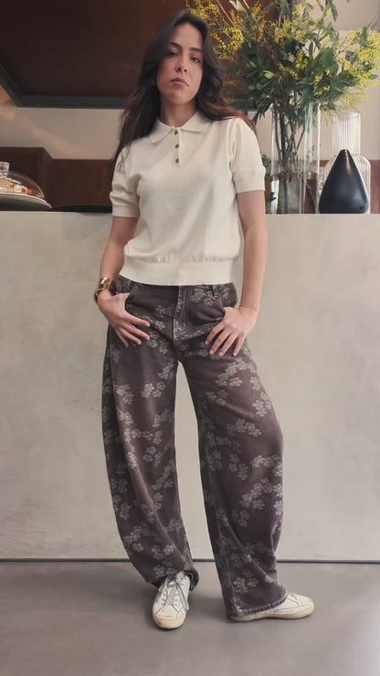 Pantaloni a palloncino marroni con fiori cuciti
