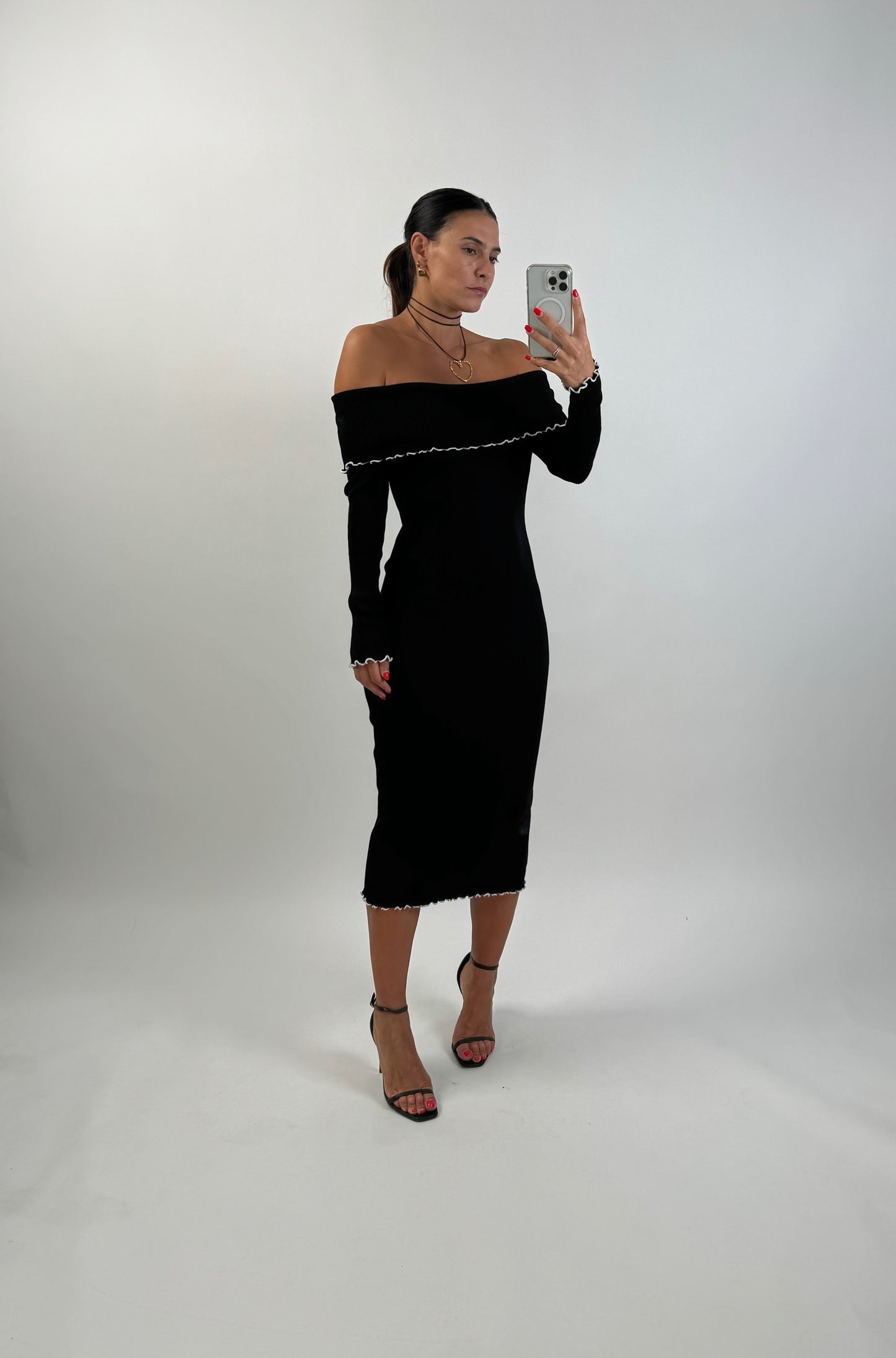 VESTIDO OFF SHOULDER PRETO VISTA DE FRENTE